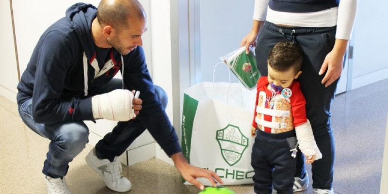 El Elche Club de Fútbol entrega regalos a los niños ingresados en el Hospital del Vinalopó.