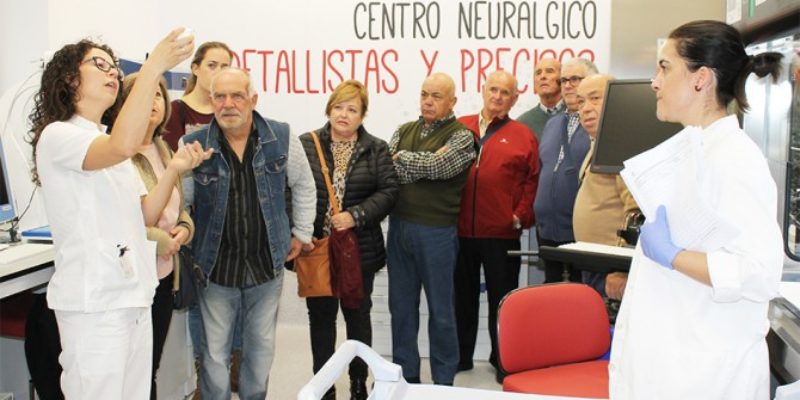 El Hospital del Vinalopó abre las puertas del laboratorio de Anatomía Patológica a sus pacientes.