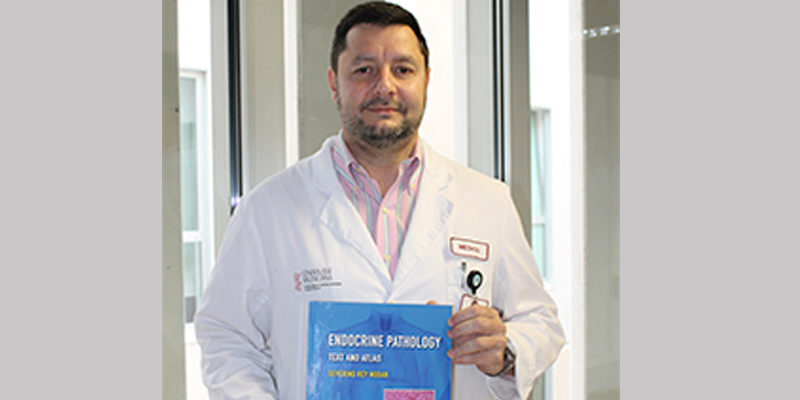 El doctor Severino Rey, jefe de Anatomía Patológica de Torrevieja y Vinalopó, publica un libro científico sobre patología endocrina.