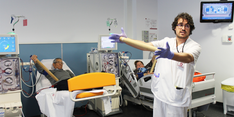 Pacientes del Hospital del Vinalopó realizan ejercicio durante las sesiones de hemodiálisis.
