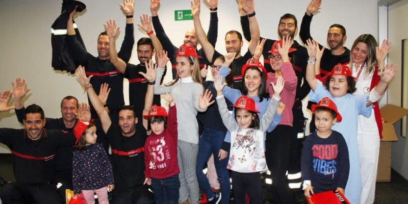 Los bomberos visitan a los niños ingresados en el Hospital Universitario del Vinalopó