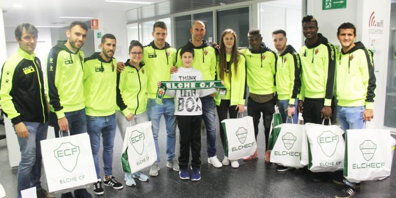 El Elche Club de Fútbol entrega regalos a los niños ingresados en el Hospital del Vinalopó