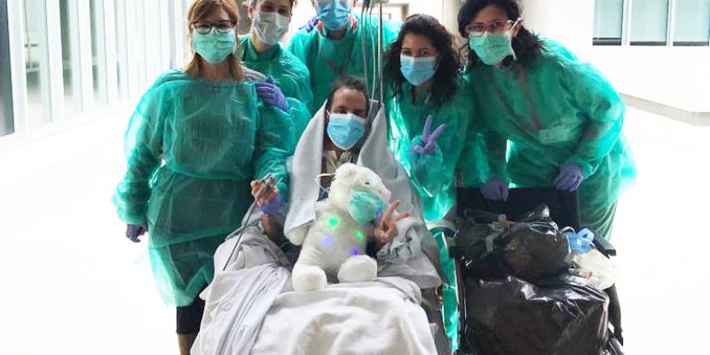 El Hospital Universitario del Vinalopó organiza paseos al aire libre con pacientes ingresados en la UCI
