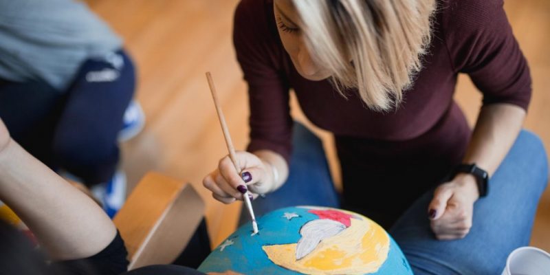 Vinalopó y Torrevieja realizan un taller de pintura, dibujo y fotografía para mujeres embarazadas