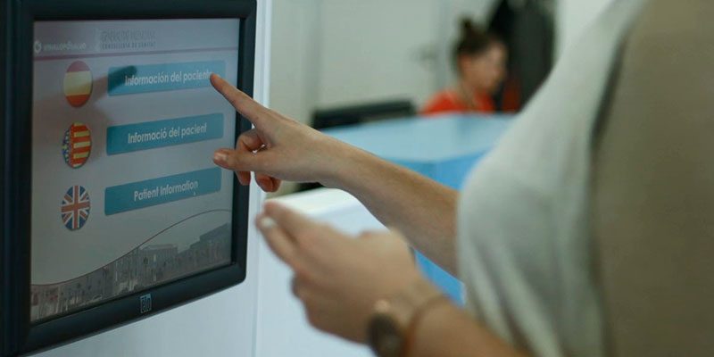 Torrevieja y Vinalopó disponen de pantallas táctiles para que los familiares conozcan el estado de los pacientes