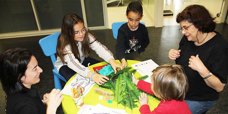 El Museo Paleontológico de Elche visita a los niños y niñas del Hospital del Vinalopó