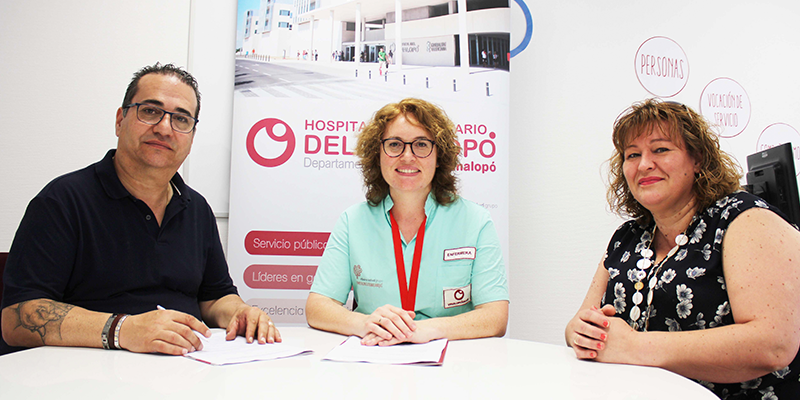 Los hospitales de Torrevieja y Vinalopó firman un acuerdo de colaboración con la Asociación Sense Barreres de Petrer