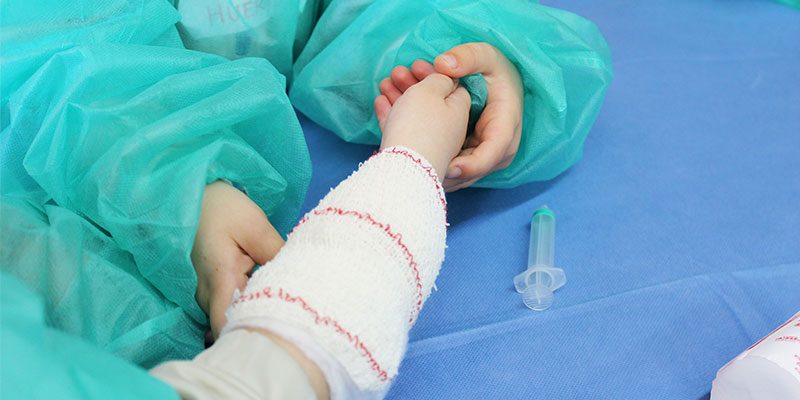Más de 360 niños conocen los quirófanos del Hospital del Vinalopó gracias al proyecto “Operación cole”