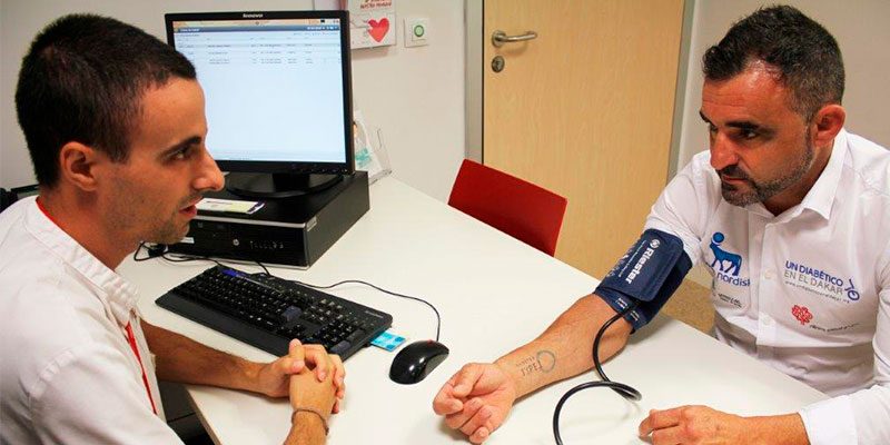 Daniel Albero, primer diabético en participar en el Dakar, se realiza el chequeo médico previo a su nuevo reto en el Hospital del Vinalopó