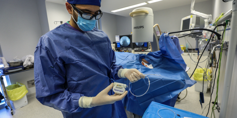 El Parque Científico de la UMH colabora con el servicio de Medicina Intensiva del Hospital Universitario del Vinalopó para desarrollar un dispositivo pionero de sujeción externa de marcapasos