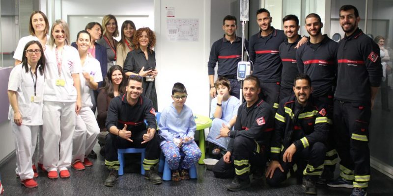 Los bomberos visitan a los niños ingresados en el Hospital Universitario del Vinalopó