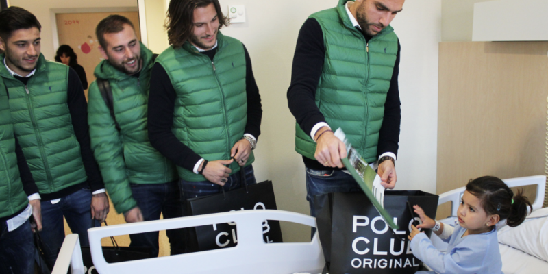 El Elche Club de Fútbol entrega regalos a los niños ingresados en el Hospital del Vinalopó