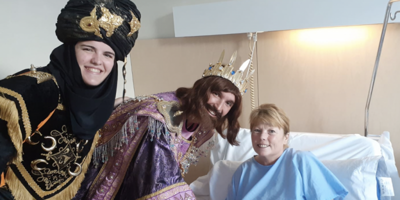 Los Reyes Magos realizan su tradicional visita a los pacientes del Hospital Universitario del Vinalopó