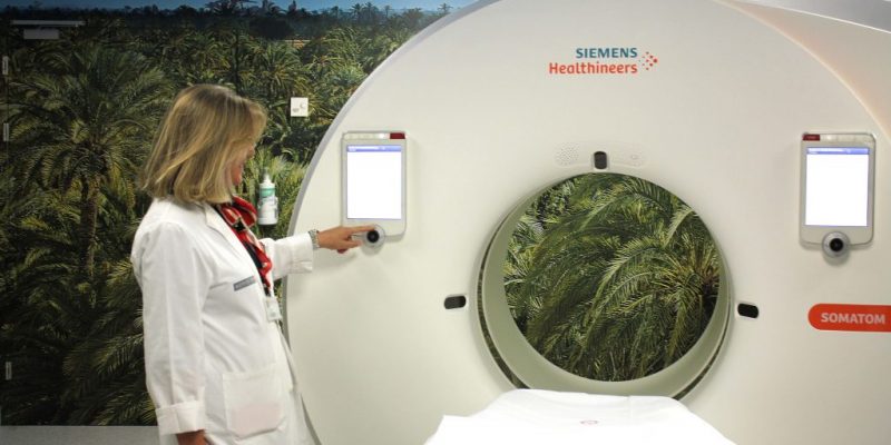 El Hospital Universitario del Vinalopó invierte 1,2 millones de euros en un nuevo TAC y ambienta la sala con el Palmeral de Elche