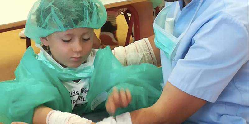 Vinalopó Salud transforma aulas escolares en quirófanos por un día