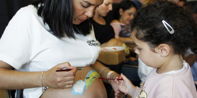 El Hospital del Vinalopó realiza un taller de pintura y dibujo para mujeres embarazadas