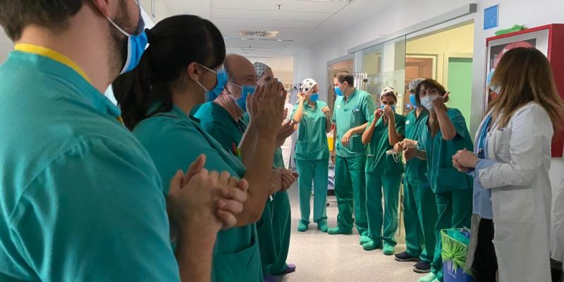 Profesionales de la UCI del Hospital del Vinalopó se unen en un gran aplauso colectivo de reconocimiento mutuo al trabajo en equipo