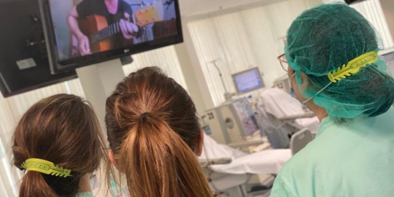 Los pacientes del Hospital Universitario del Vinalopó disfrutan de un concierto virtual solidario de Álex de la Nuez