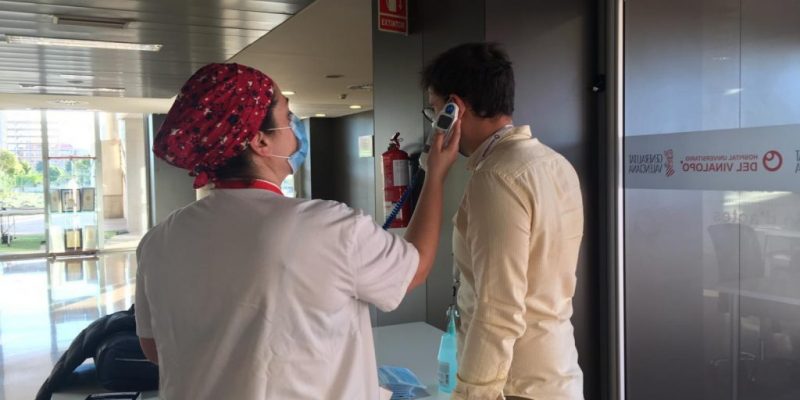 El Hospital del Vinalopó se blinda por el COVID19: toma la temperatura, controla higiene de manos y reparte mascarillas en los accesos