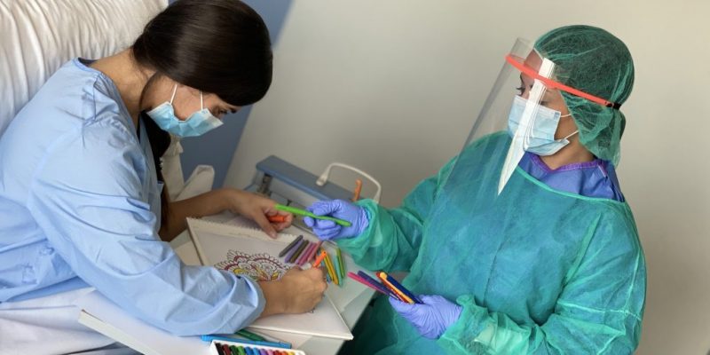 Vinalopó y Torrevieja ofrecen conciertos en directo, vídeo mensajes en tablets y WhatsApp y su “Diario de la UCI” para los pacientes COVID