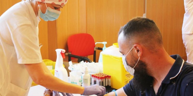 El Hospital del Vinalopó realiza test COVID-19 a la Policía Nacional de Elche