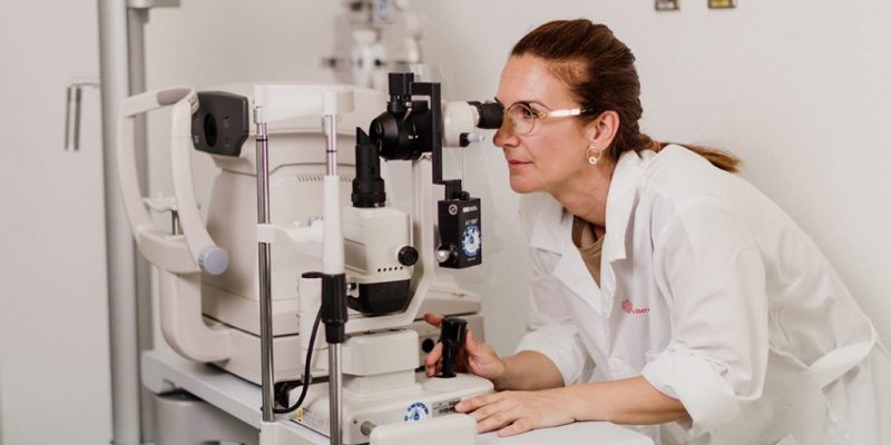 Oftalmólogos de Ribera Salud advierten de lesiones en los ojos por evitar revisiones tras el confinamiento y por el sol y el cloro del verano