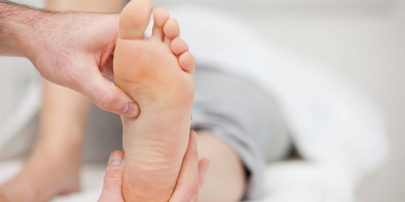 Profesionales de Ribera Salud advierten de fascitis y tendinopatías por abusar de las chanclas y sandalias