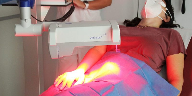 Ribera Salud incorpora la terapia fotodinámica en el Hospital Universitario del Vinalopó