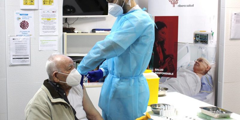César, de 90 años, primer vacunado en el Departamento de Salud del Vinalopó