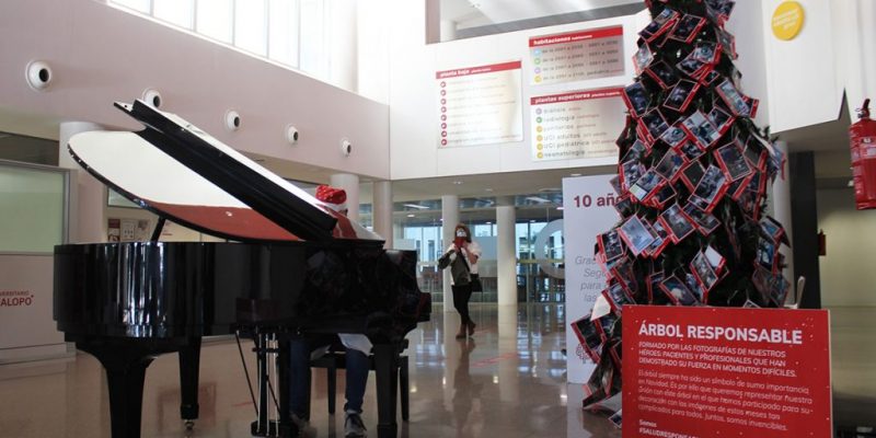 Profesionales del Hospital Universitario del Vinalopó tocan el piano a los pacientes para felicitarles la Navidad