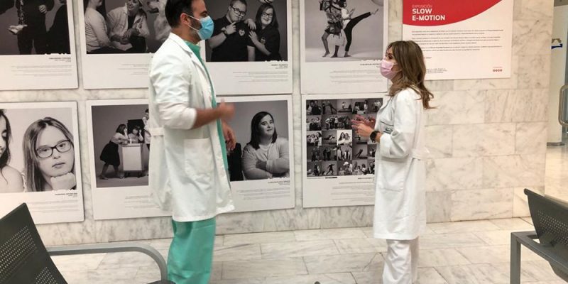 Ribera da visibilidad a la diversidad funcional a través de la exposición “Slow E-motion” en sus hospitales de Torrevieja y Vinalopó