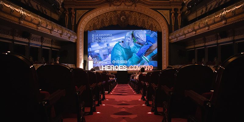 El Hospital del Vinalopó presenta el documental “COVID19: la historia de nuestros héroes” y reúne más de un centenar de personas en el Gran Teatro de Elche