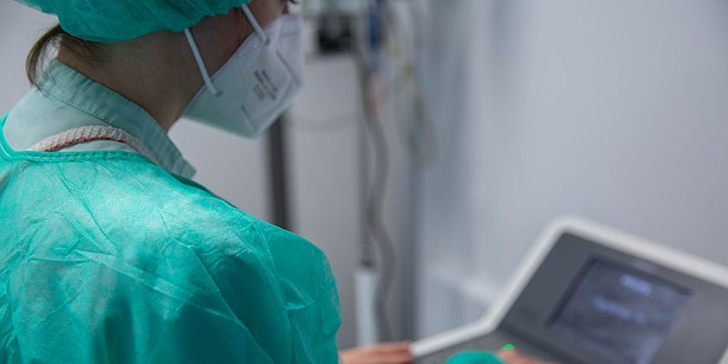 El Hospital Universitario del Vinalopó aplica inteligencia artificial y tecnología de voz en un cuidador virtual para pacientes paliativos