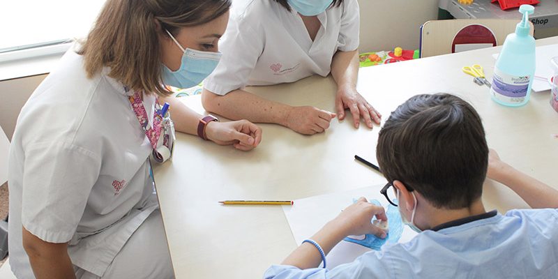 El Hospital Universitario del Vinalopó y el Centro de Atención Temprana de Fundación Salud Infantil colaboran para mejorar la atención de los más pequeños de Elche