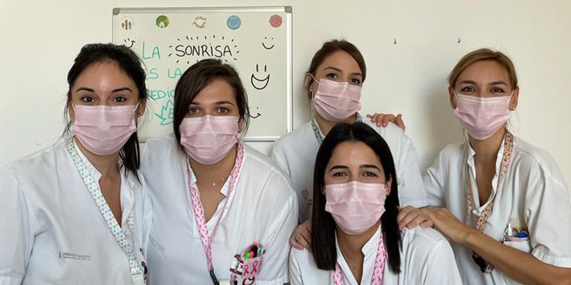 Mascarillas rosas en el Hospital Universitario del Vinalopó como símbolo de la lucha contra el cáncer de mama