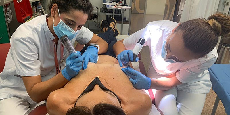 El Hospital Universitario del Vinalopó, pionero en la provincia de Alicante en tatuaje 3D del pezón tras el cáncer de mama