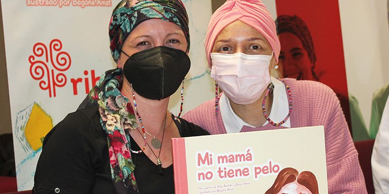 “Mi mamá no tiene pelo” llega a las pacientes del Hospital Universitario del Vinalopó