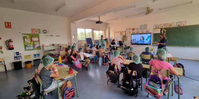 El Hospital Universitario del Vinalopó vuelve a transformar las aulas escolares en quirófanos por un día