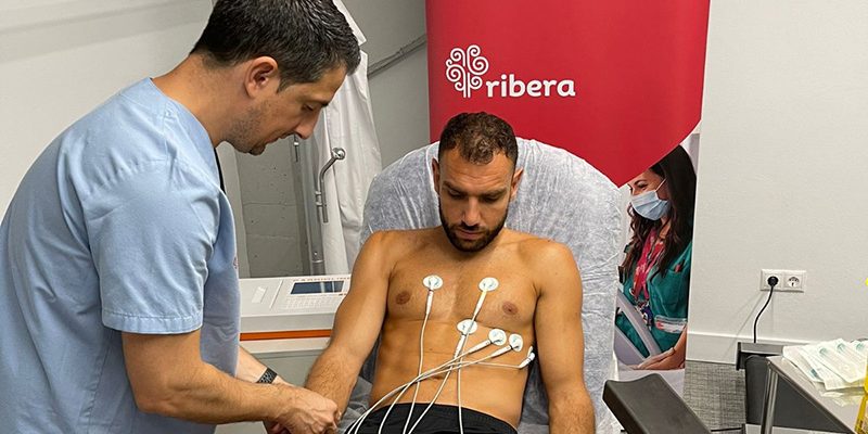 El Hospital Universitario del Vinalopó realiza las pruebas médicas de la plantilla del Elche CF de inicio de temporada