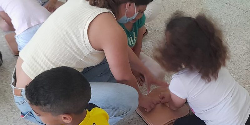 El Hospital Universitario del Vinalopó enseña reanimación cardiopulmonar a más de 3.000 niños a través de la canción “Llamando al 112 nos ayudarán”