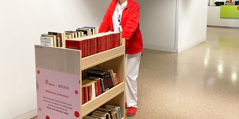 Hospital Universitario del Vinalopó pone en marcha bibliotecas móviles para acercar a los pacientes la lectura￼