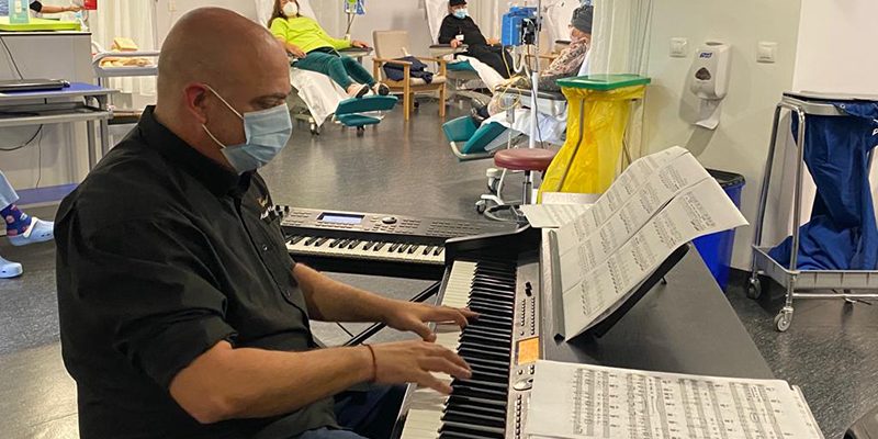 El Hospital Universitario del Vinalopó conmemora el Día Mundial contra el Cáncer ofreciendo un concierto de piano a los pacientes de hospital de día