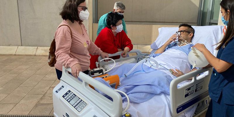 Hospital Universitario del Vinalopó retoma los paseos al aire libre con pacientes ingresados en la UCI￼