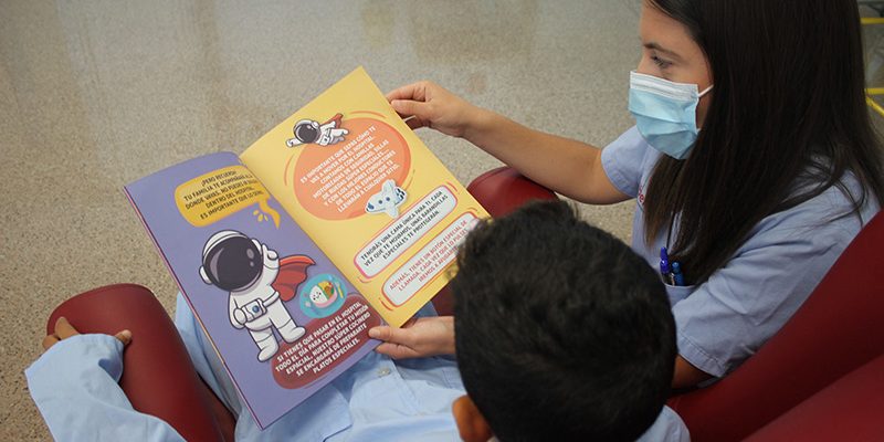 El Hospital Universitario del Vinalopó presenta la “Guía para un superhéroe del espacio” para reducir el “miedo” de los niños en urgencias￼