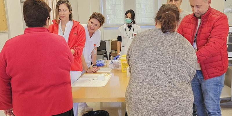 El centro de salud Carrús realiza pruebas para detectar diabetes al centro ocupacional La Tramoia de Elche￼