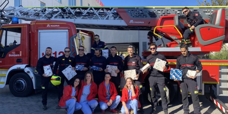 Los bomberos visitan a los niños y niñas ingresados en el Hospital Universitario del Vinalopó