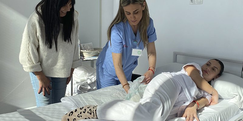 El Hospital Universitario del Vinalopó inaugura una escuela de familias para formar en cuidados de pacientes con movilidad reducida