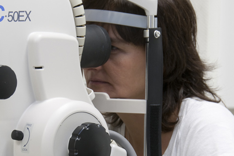 Una paciente se somete a un examen de visión ocular