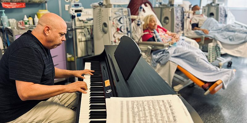 Concierto de piano para humanizar la atención sanitaria en el servicio de Diálisis del Hospital Universitario del Vinalopó