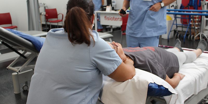 Expertos del Hospital Universitario del Vinalopó comparten recomendaciones a los costaleros para prevenir lesiones en Semana Santa